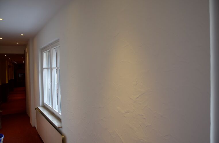 Hotel Markusturm: Wände mit Spachtelputz strukturiert und gestrichen